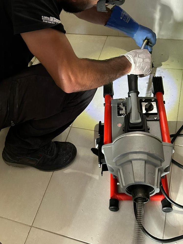 Técnico Araújo Desentupimento em serviço